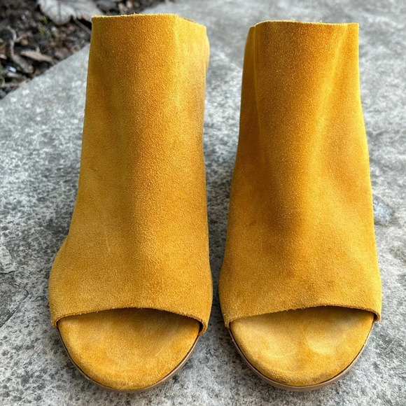 Bos & Co Mustard Peep Toe Block Heel, size 40 (Us  9) - Picture 2 of 12